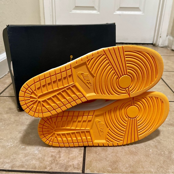 Men’s AIR JORDAN 1 LOW - Picture 8 of 8